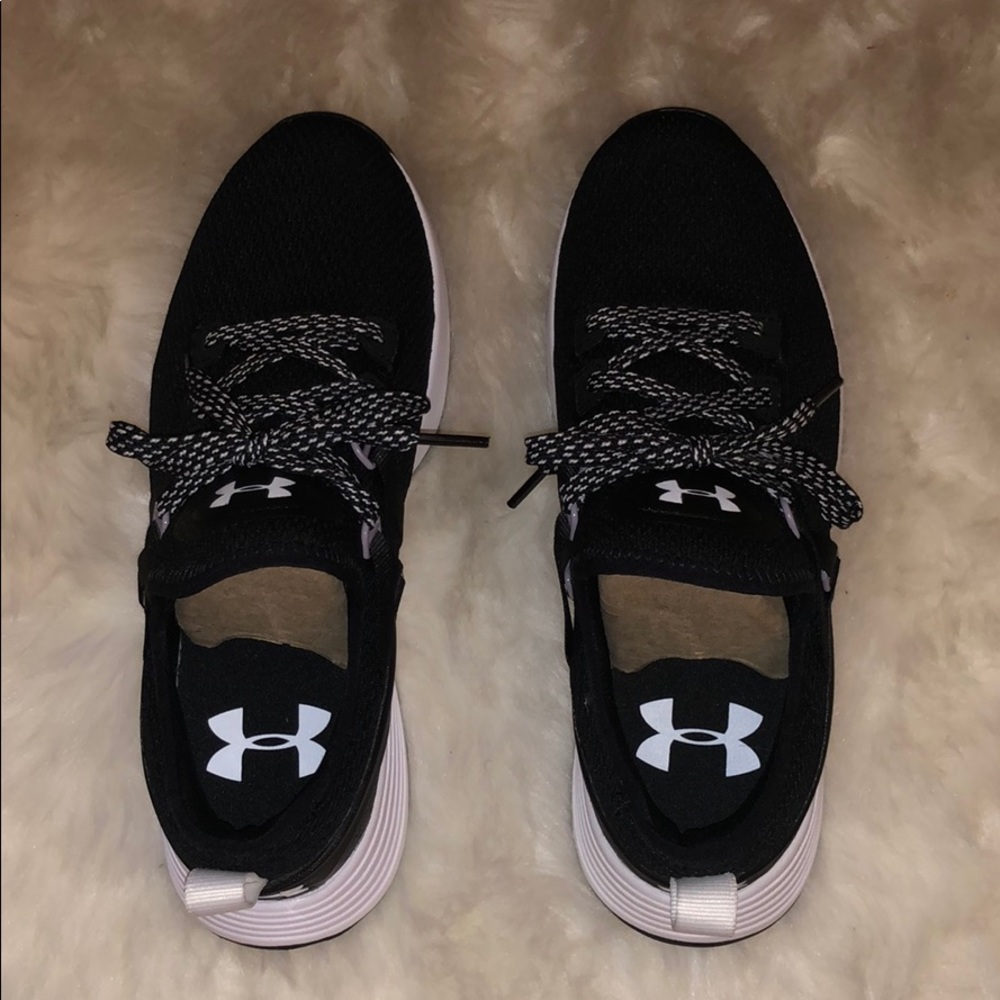Size 6 Under Armor Tennis shoes